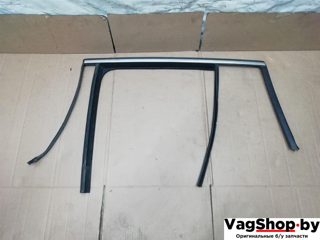 направляющая стекла Volkswagen Tiguan 1 поколение 2010, 2.0 л., TDi, CFG, дизель, МКПП, серебро, внедорожник 5 дв., полный привод, 5N0839431H, 5N0839432H - фото №1