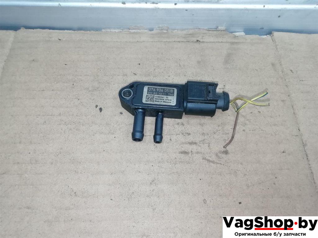 датчик давления (температуры) выхлопных газов Volkswagen Passat B7 2011, 2.0 л., TDi, CFF, дизель, АКПП, синий, универсал, передний привод, 076906051B - фото №1