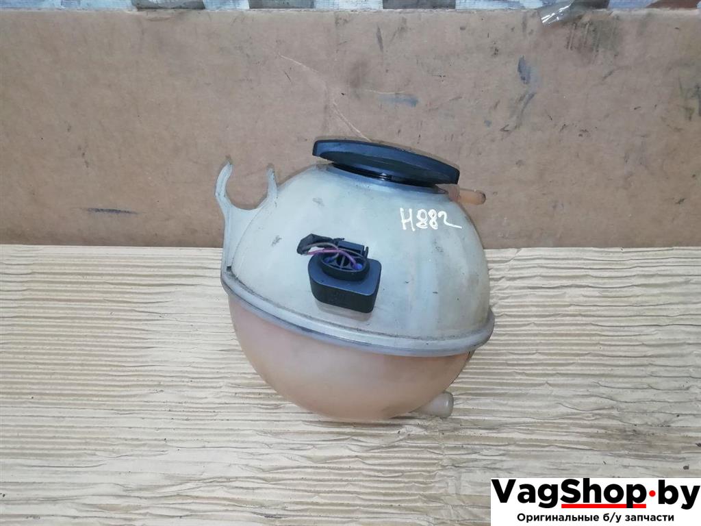 бачок расширительный Volkswagen Tiguan 1 поколение 2010, 2.0 л., TDi, CFG, дизель, МКПП, серебро, внедорожник 5 дв., полный привод, 1K0121407A - фото №1