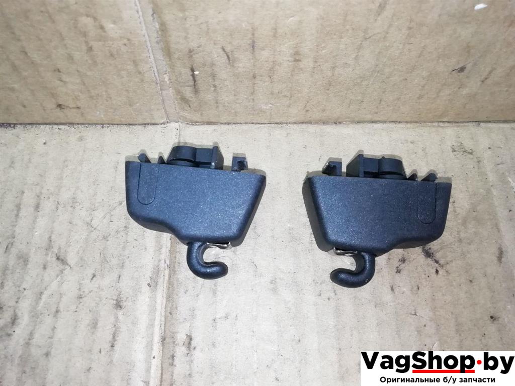Крепление (крючок) солнцезащитного козырька Audi Q7 4L 2006, 3.0 л., TDi, BUG, дизель, АКПП, серебро, внедорожник 5 дв., полный привод - фото №1