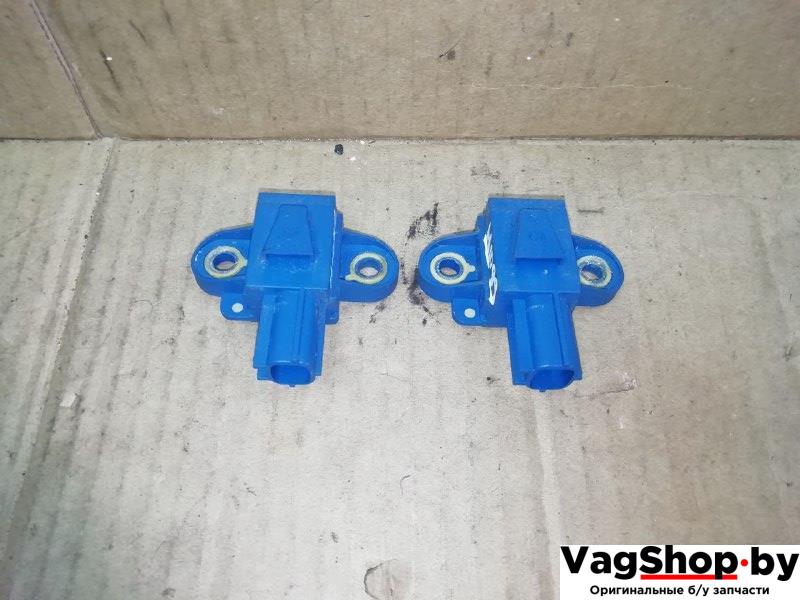 датчик удара Volkswagen Golf Plus 2 поколение 2010, 1.6 л., TDi, CAY, дизель, МКПП, серебро, хетчбэк 5 дв., передний привод, 5M0955557 - фото №1