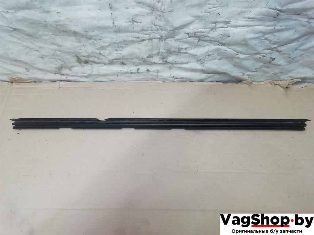 уплотнитель Volkswagen Golf Plus 2 поколение 2010, 1.6 л., TDi, CAY, дизель, МКПП, серебро, хетчбэк 5 дв., передний привод, 5M0839479B - фото №1