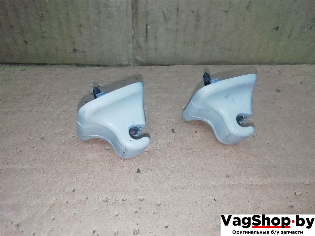 Крепление (крючок) солнцезащитного козырька Volkswagen Golf Plus 2 поколение 2010, 1.6 л., TDi, CAY, дизель, МКПП, серебро, хетчбэк 5 дв., передний привод, 1K0857561B - фото №1