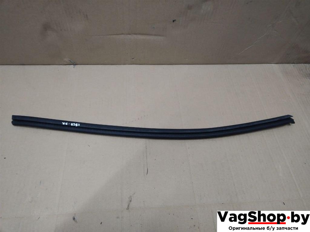 уплотнитель Audi A4 B8/8K 2011, 2.7 л., TDi, CGK, дизель, МКПП, белый, седан, передний привод, 8K0837480C - фото №1