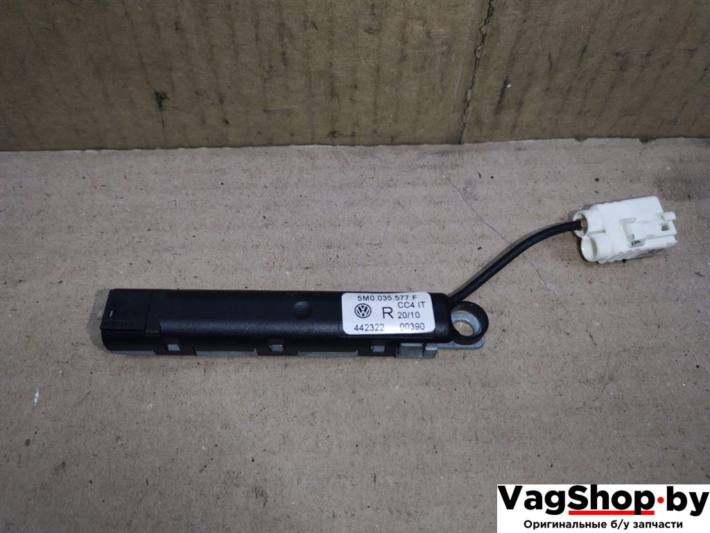 усилитель антенны Volkswagen Golf Plus 2 поколение 2010, 1.6 л., TDi, CAY, дизель, МКПП, черный, хетчбэк 5 дв., передний привод, 5M0035577F - фото №1