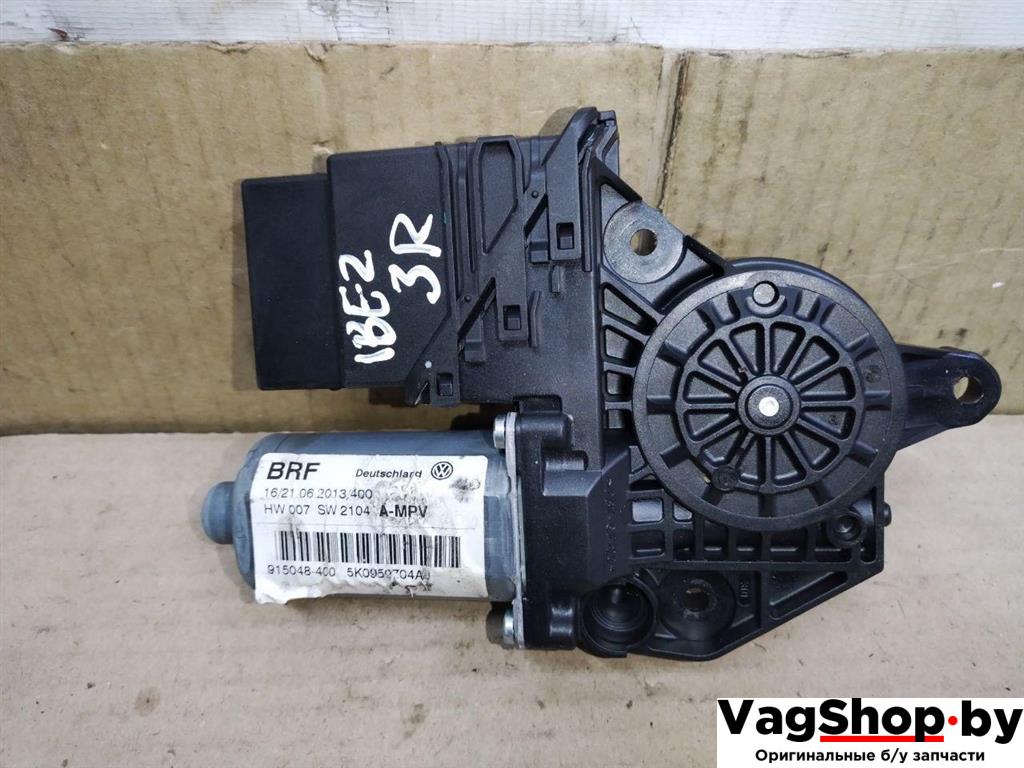 моторчик стеклоподъемника задний правый Volkswagen Touran 2 2013, 1.6 л., TDi, CAY, дизель, МКПП, черный, минивэн, передний привод, 5K0959704A, 5K0959794 - фото №1