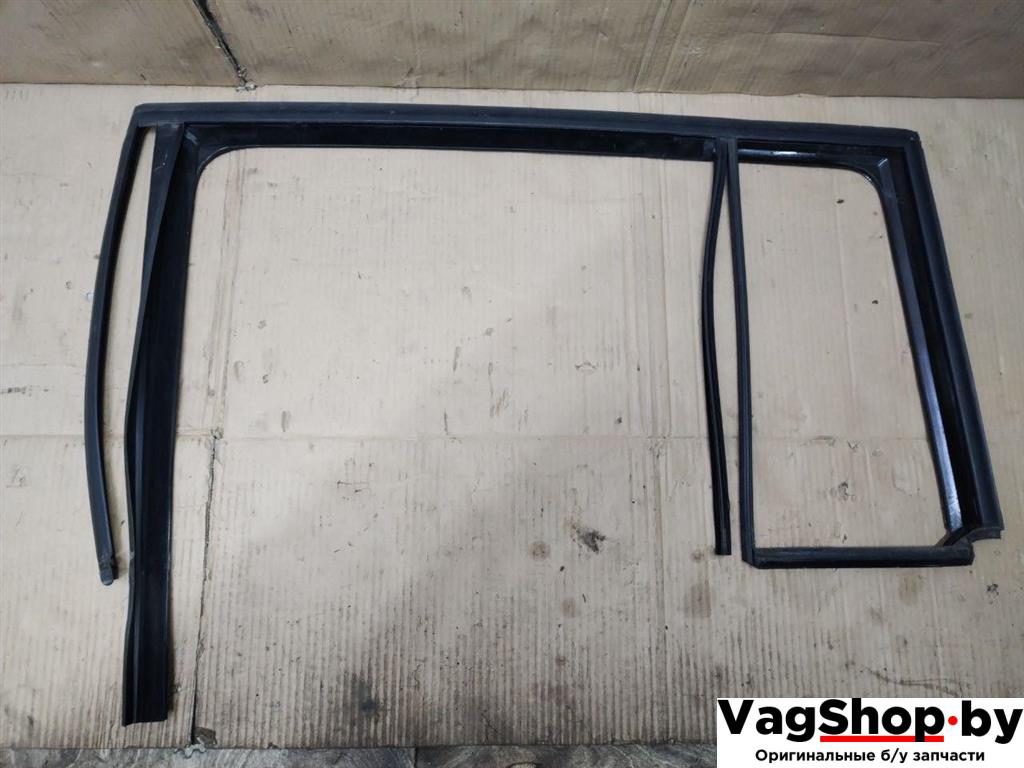 направляющая стекла Volkswagen Touran 2 2013, 1.6 л., TDi, CAY, дизель, МКПП, черный, минивэн, передний привод, 1T0845211 - фото №1