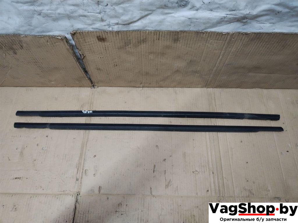 уплотнитель Volkswagen Touran 2 2013, 1.6 л., TDi, CAY, дизель, МКПП, черный, минивэн, передний привод, 1T0837477E, 1T0837478E - фото №1