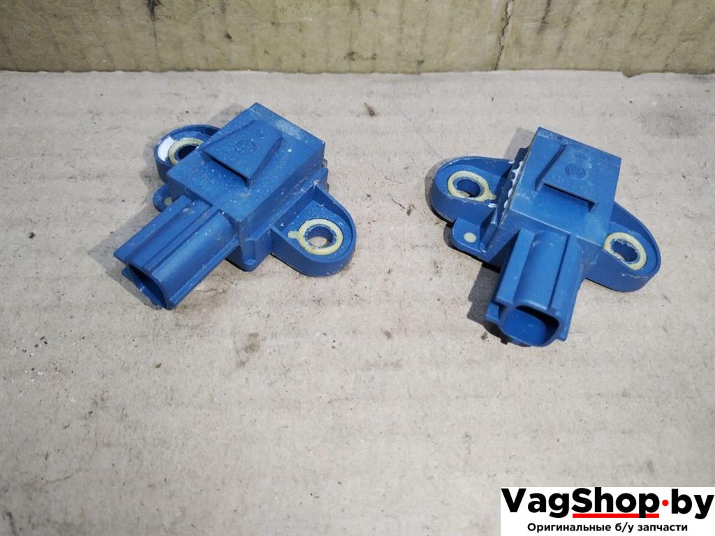 датчик удара Volkswagen Golf Plus 2 поколение 2010, 1.6 л., TDi, CAY, дизель, МКПП, черный, хетчбэк 5 дв., передний привод, 5M0955557 - фото №1