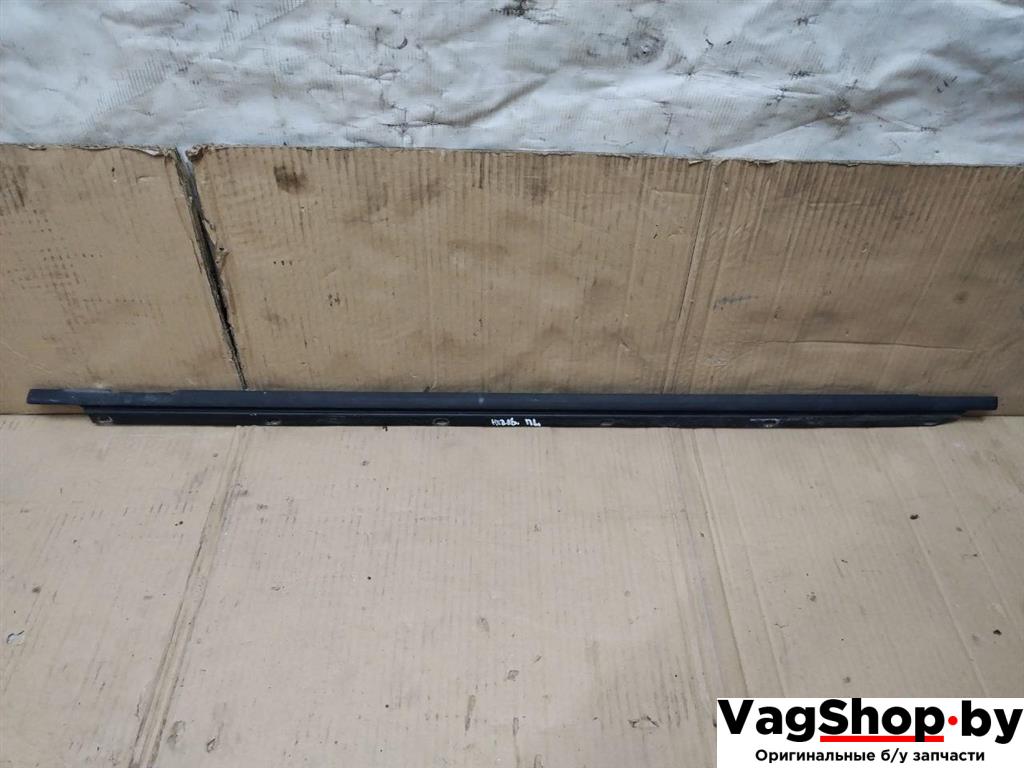 уплотнитель двери Volkswagen Golf Plus 2 поколение 2010, 1.6 л., TDi, CAY, дизель, МКПП, черный, хетчбэк 5 дв., передний привод, 5M0837477 - фото №1