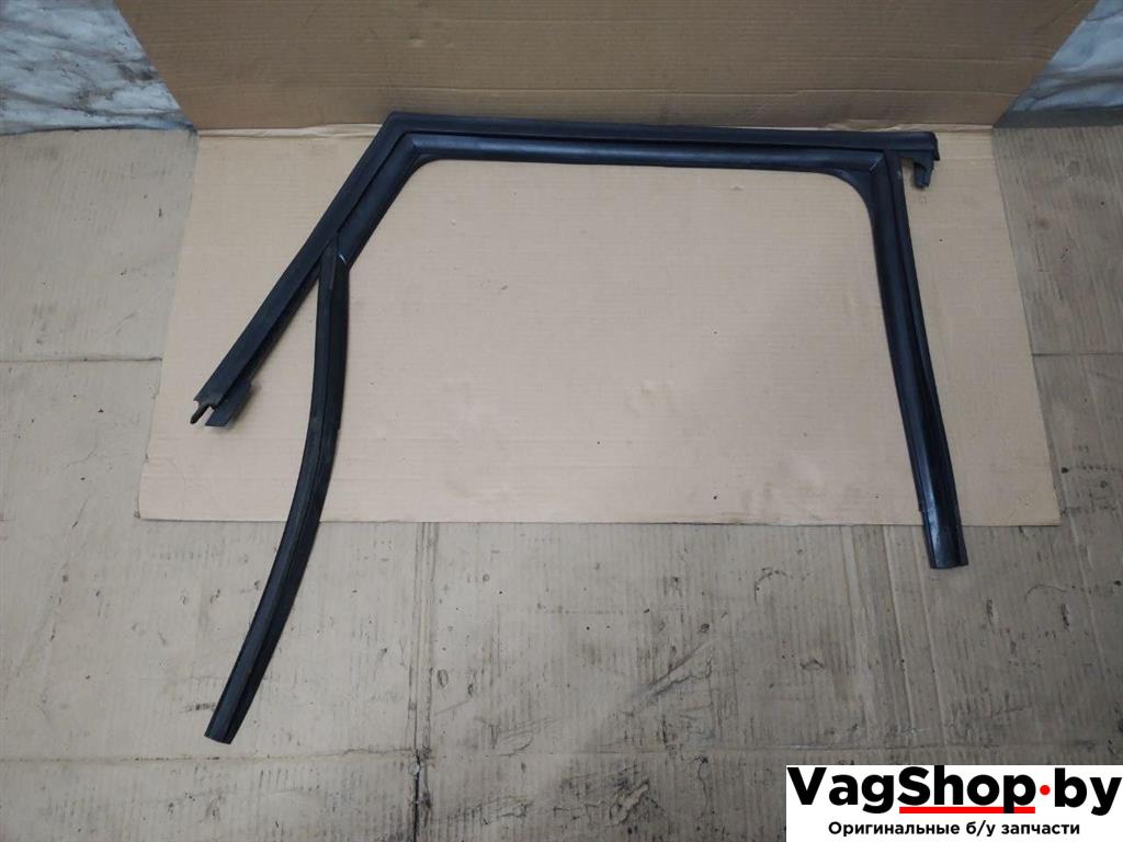 направляющая стекла Audi Q5 8R 2009, 2.0 л., TFSI, CDN, бензин, АКПП, черный, внедорожник 5 дв., полный привод, 8R0839440F - фото №1