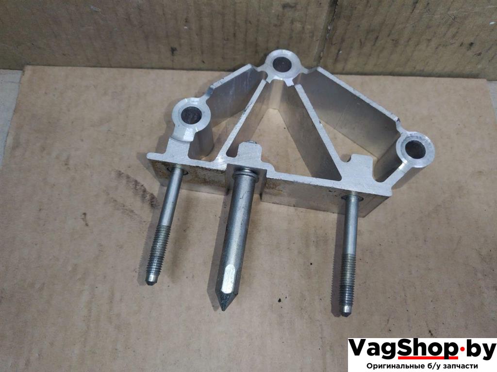 кронштейн (крепление) Volkswagen Touran 2 2013, 1.6 л., TDi, CAY, дизель, МКПП, черный, минивэн, передний привод, 1K1857021D - фото №1