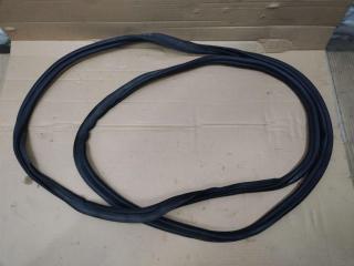 уплотнитель Volkswagen Touran 2 2013, 1.6 л., TDi, CAY, дизель, МКПП, черный, минивэн, передний привод, 1T0827705J