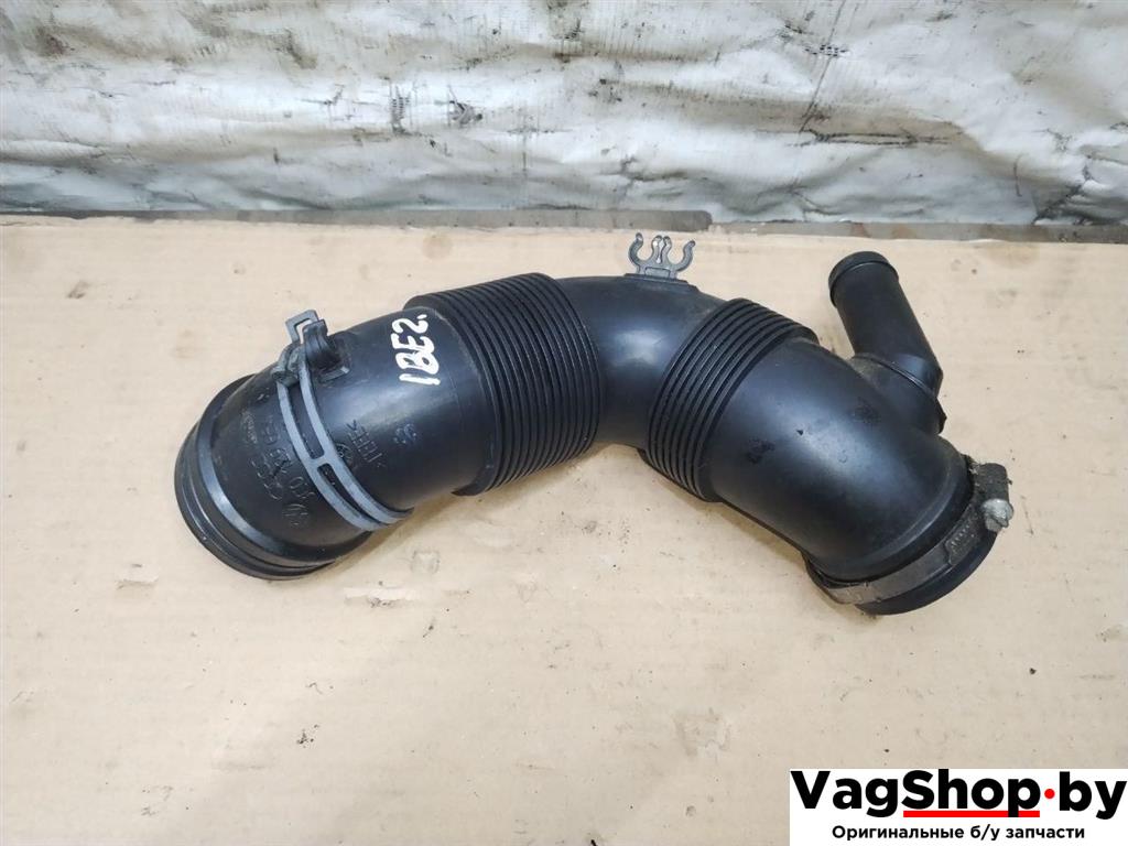 патрубок воздушного фильтра Volkswagen Touran 2 2013, 1.6 л., TDi, CAY, дизель, МКПП, черный, минивэн, передний привод, 3C0129654M - фото №1