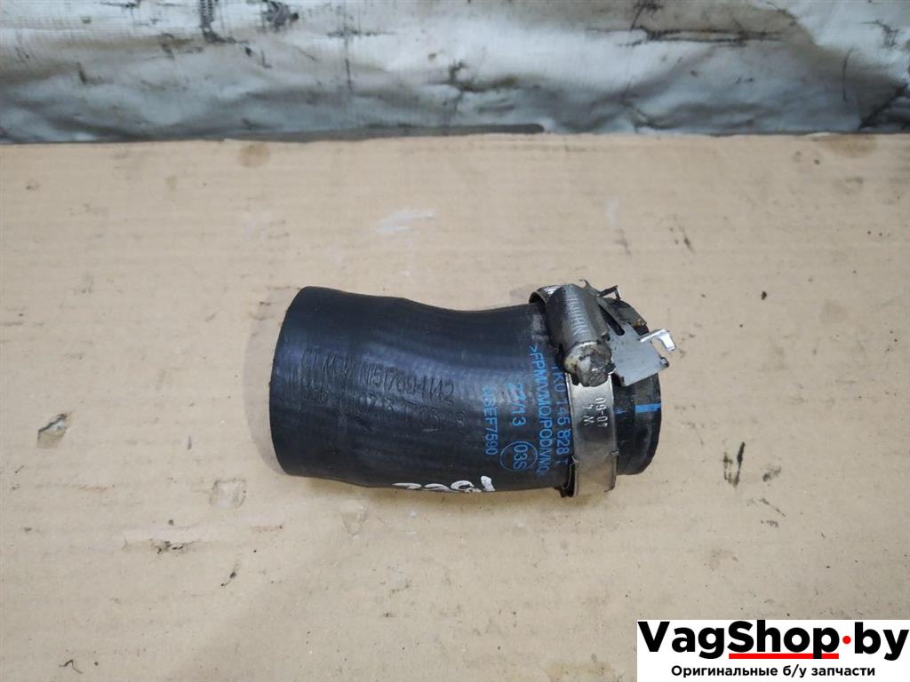 патрубок интеркулера Volkswagen Touran 2 2013, 1.6 л., TDi, CAY, дизель, МКПП, черный, минивэн, передний привод, 1K0145828T - фото №1