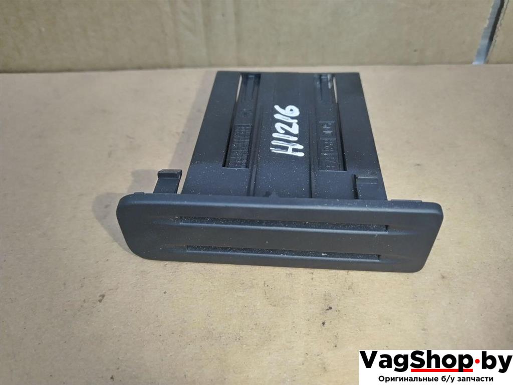 бардачок Volkswagen Golf Plus 2 поколение 2010, 1.6 л., TDi, CAY, дизель, МКПП, черный, хетчбэк 5 дв., передний привод, 5M0858373D - фото №1