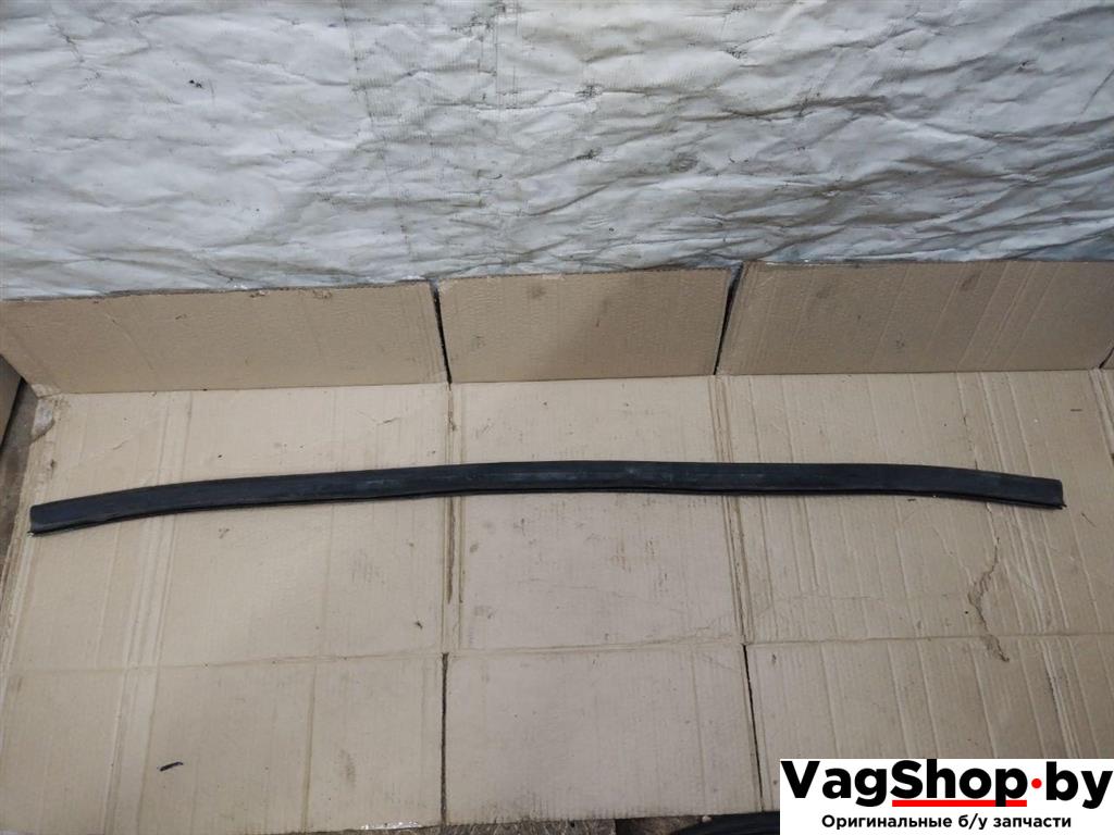 уплотнитель подкапотного пространства Audi Q7 4L 2008, 3.0 л., TDi, дизель, АКПП, черный, внедорожник 5 дв., полный привод, 4L0823723 - фото №1