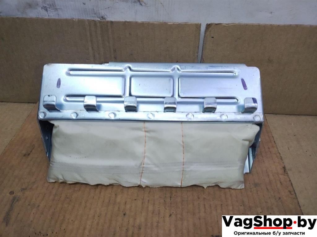подушка безопасности коленная Volkswagen Sharan 2 поколение 2011, 2.0 л., TDi, CFF, дизель, МКПП, черный, минивэн, передний привод, 7N2880841 - фото №1