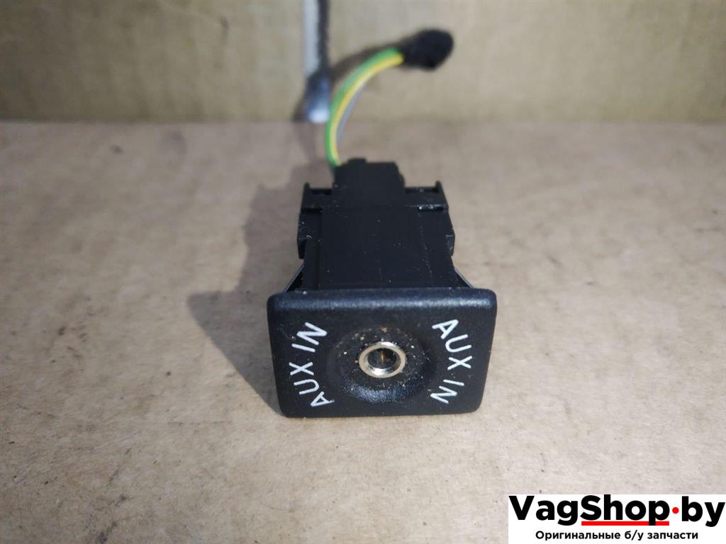разъем AUX / USB Volkswagen Sharan 2 поколение 2011, 2.0 л., TDi, CFF, дизель, МКПП, черный, минивэн, передний привод, 5M0035724 - фото №1