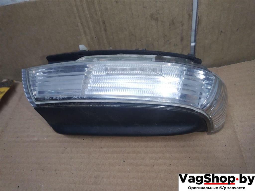 Повторитель в зеркало передний левый Volkswagen Touareg 1 поколение 2006, 2.5 л., TDi, BAC, дизель, АКПП, синий, внедорожник 5 дв., полный привод - фото №1