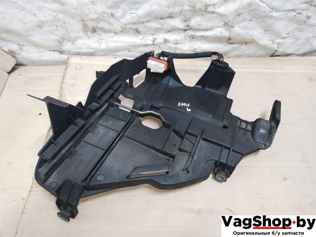 крепление фары левой Volkswagen Touareg 1 поколение 2006, 2.5 л., TDi, BAC, дизель, АКПП, синий, внедорожник 5 дв., полный привод - фото №1