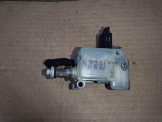 активатор замка крышки топливного бака Volkswagen Touareg 1 поколение 2006, 2.5 л., TDi, BAC, дизель, АКПП, синий, внедорожник 5 дв., полный привод, 1J0810773D, 1K5959782