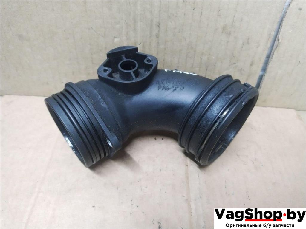 патрубок интеркулера Volkswagen Touareg 1 поколение 2006, 2.5 л., TDi, BAC, дизель, АКПП, синий, внедорожник 5 дв., полный привод, 7L6145795E - фото №1