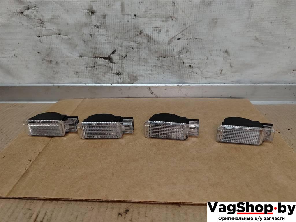 фонарь салона (плафон) Audi Q5 8R 2011, 3.0 л., TDi, CCW, дизель, АКПП, серый, внедорожник 5 дв., полный привод, 4B0947416A - фото №1