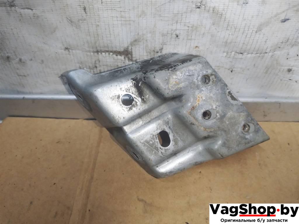 крепление ( кронштейн ) крыла Volkswagen Touareg 2 поколение 2012, 3.6 л., FSI, CGR, бензин, АКПП, серебро, внедорожник 5 дв., полный привод, 7P6821152A - фото №1