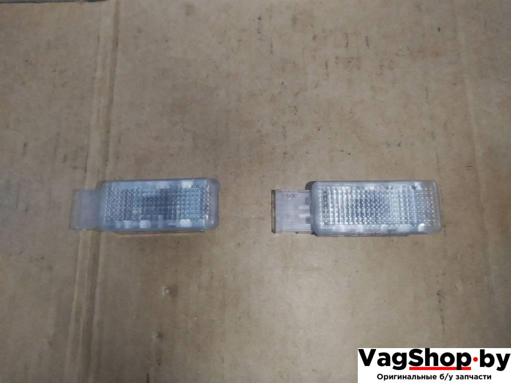 фонарь салона (плафон) Volkswagen Touareg 2 поколение 2012, 3.6 л., FSI, CGR, бензин, АКПП, серебро, внедорожник 5 дв., полный привод, 7L0947415 - фото №1