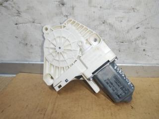 моторчик стеклоподъемника передний правый Volkswagen Touareg 2 поколение 2012, 3.6 л., FSI, CGR, бензин, АКПП, серебро, внедорожник 5 дв., полный привод, 8K0959802B