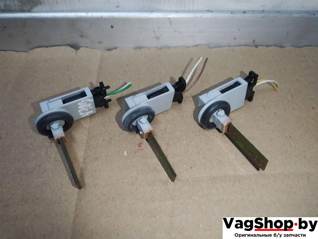 датчик температуры Volkswagen Touareg 2 поколение 2012, 3.6 л., FSI, CGR, бензин, АКПП, серебро, внедорожник 5 дв., полный привод, 3D0907543A - фото №1