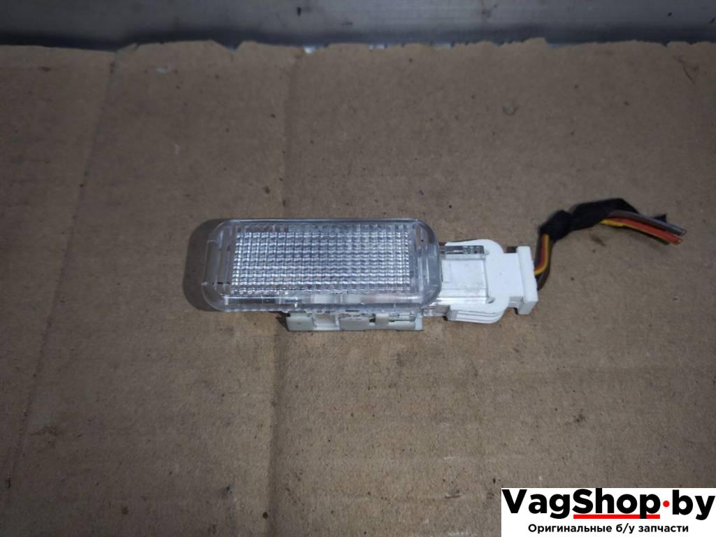 фонарь салона (плафон) Audi Q5 8R 2011, 3.0 л., TDi, CCW, дизель, АКПП, серый, внедорожник 5 дв., полный привод, 8D0947415 - фото №1
