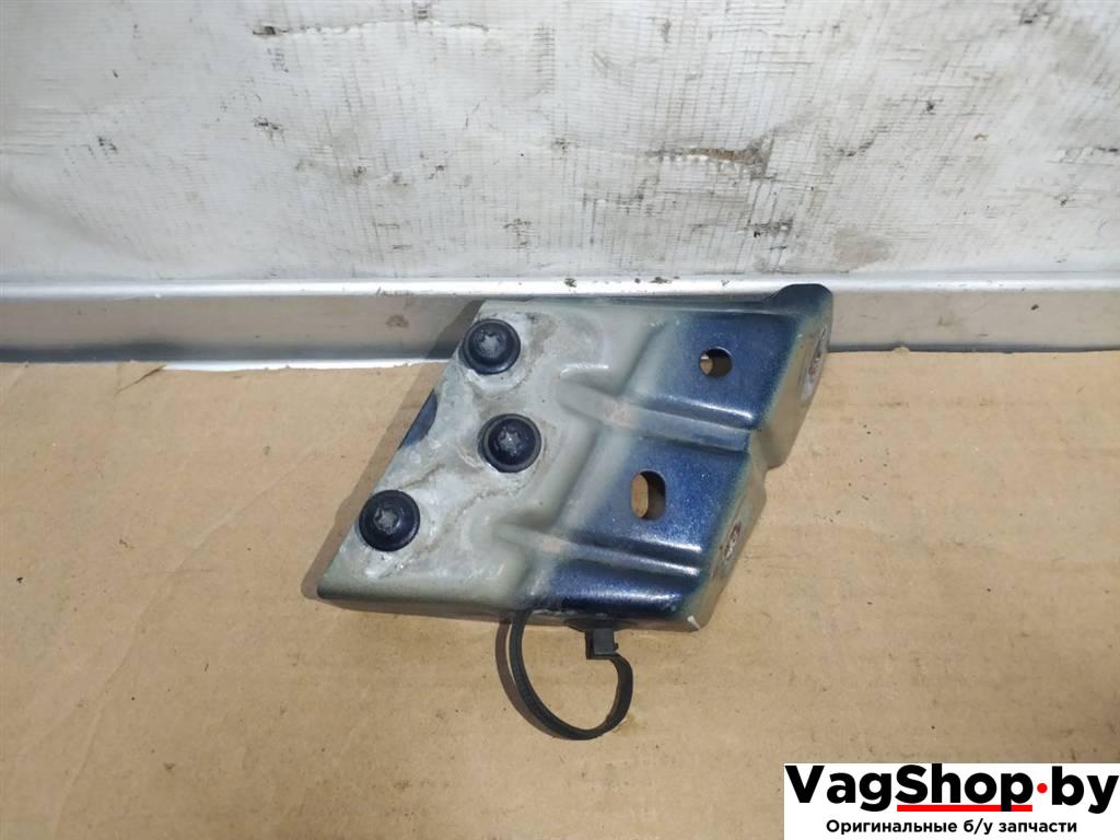 крепление ( кронштейн ) крыла Volkswagen Touareg 2 поколение 2014, 3.6 л., FSI, CGR, бензин, АКПП, синий, внедорожник 5 дв., полный привод, 7P6821151A - фото №1