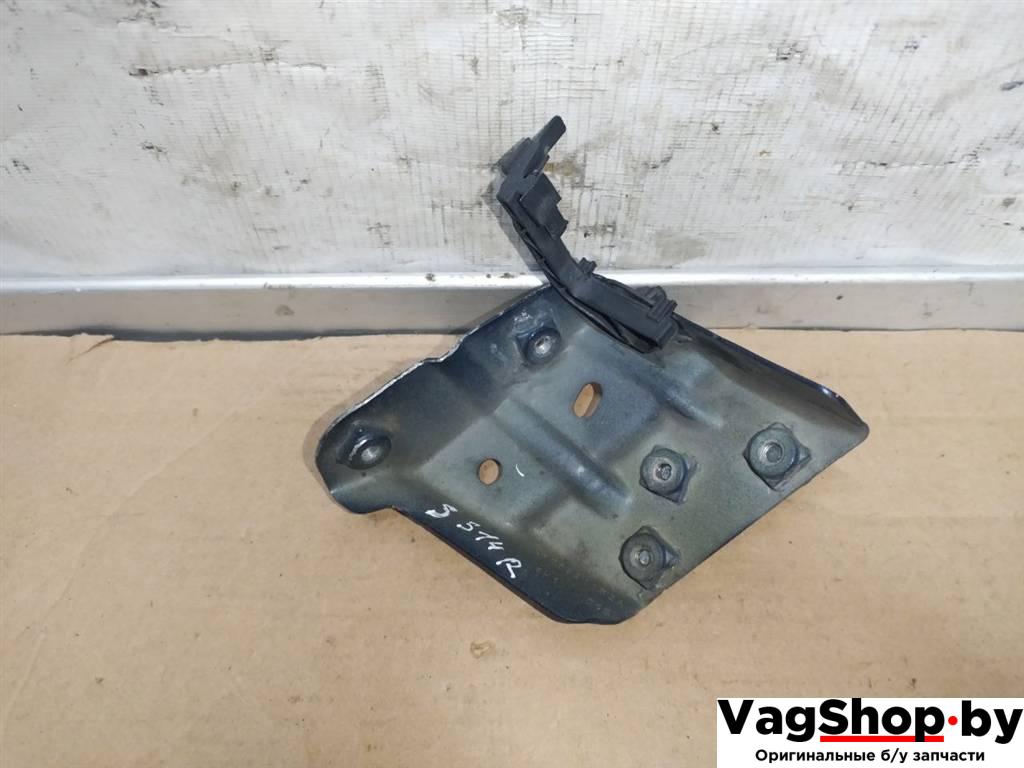 крепление ( кронштейн ) крыла Volkswagen Touareg 2 поколение 2014, 3.6 л., FSI, CGR, бензин, АКПП, синий, внедорожник 5 дв., полный привод, 7P6821152A - фото №1