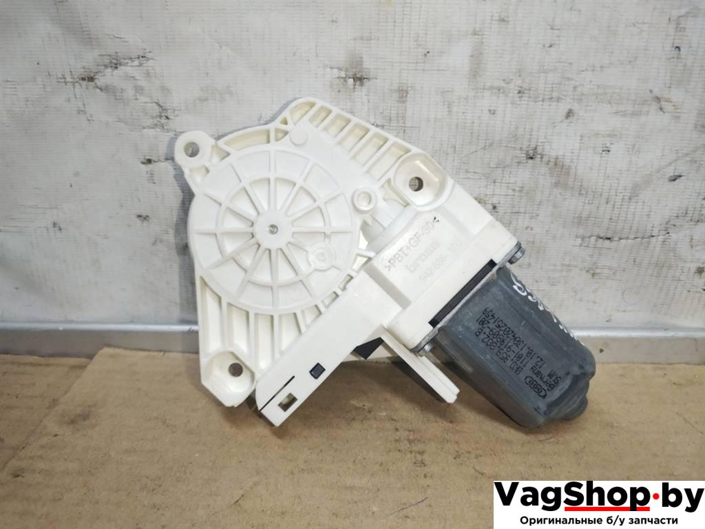 моторчик стеклоподъемника передний правый Volkswagen Touareg 2 поколение 2014, 3.6 л., FSI, CGR, бензин, АКПП, синий, внедорожник 5 дв., полный привод, 8K0959802B - фото №1