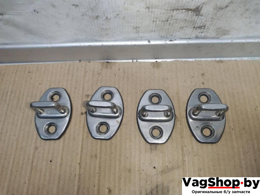 ответная часть (скоба) замка двери Audi A7 1 4G 2012, 3.0 л., TDi, CLA, дизель, АКПП, белый, хетчбэк 5 дв., полный привод, правый руль, 4H0837033 - фото №1