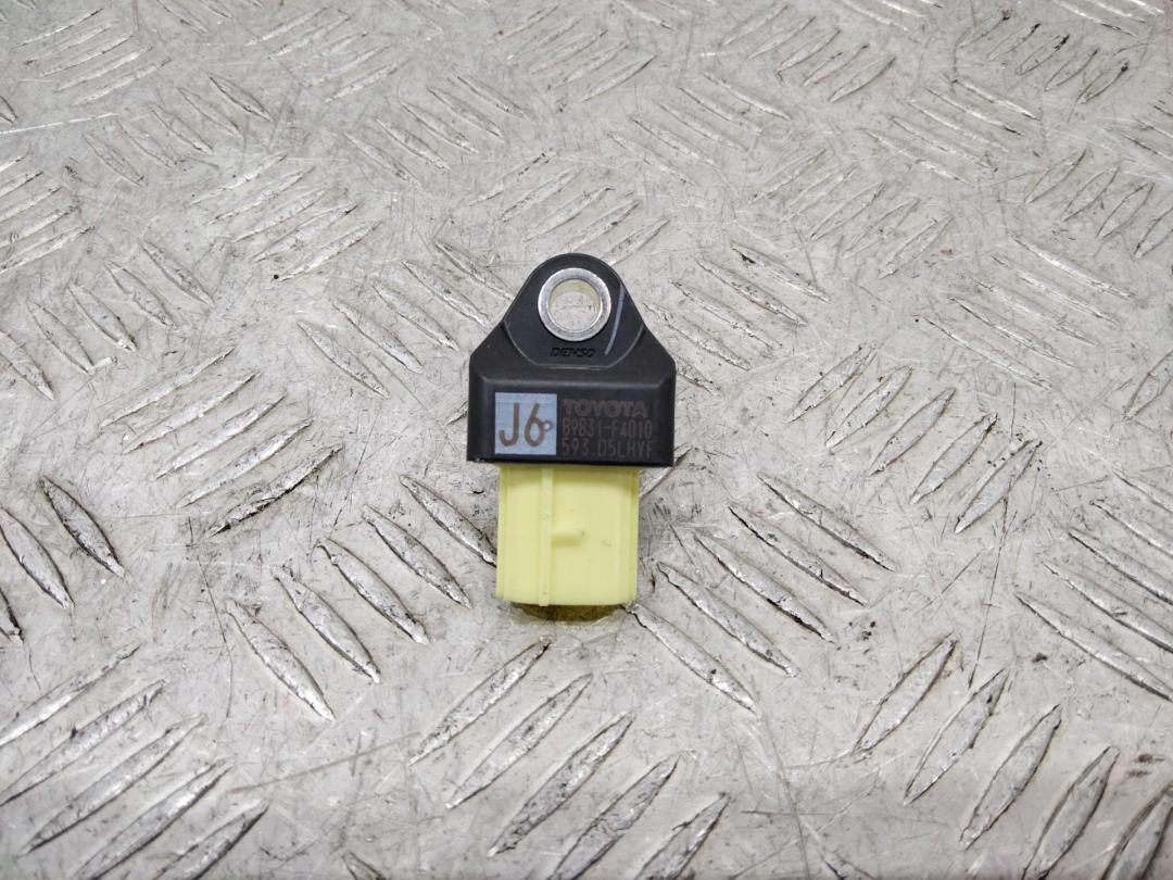 датчик удара Toyota C-HR 1 поколение 2018, 89831F4010 - фото №1