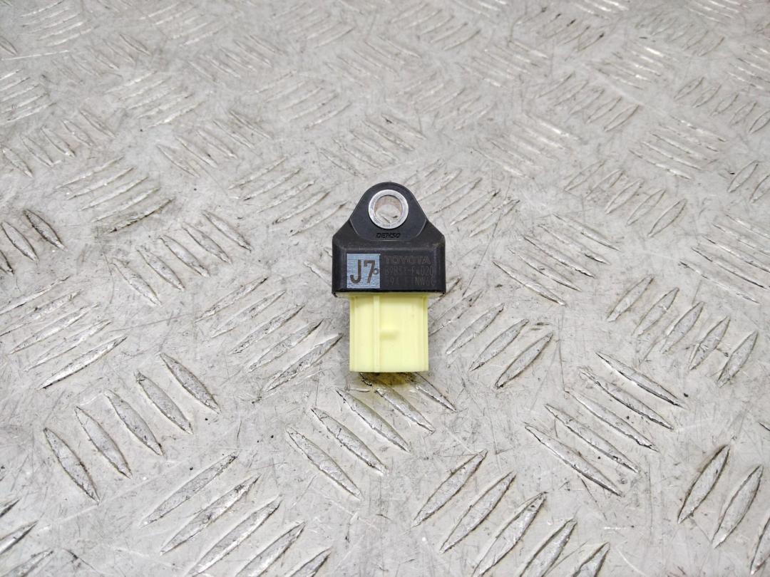 датчик удара Toyota C-HR 1 поколение 2018, 89831F4020 - фото №1