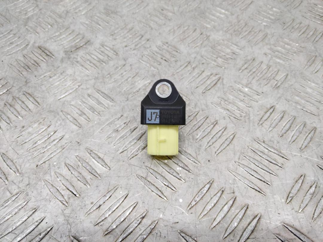 датчик удара Toyota C-HR 1 поколение 2018, 89831F4020 - фото №1