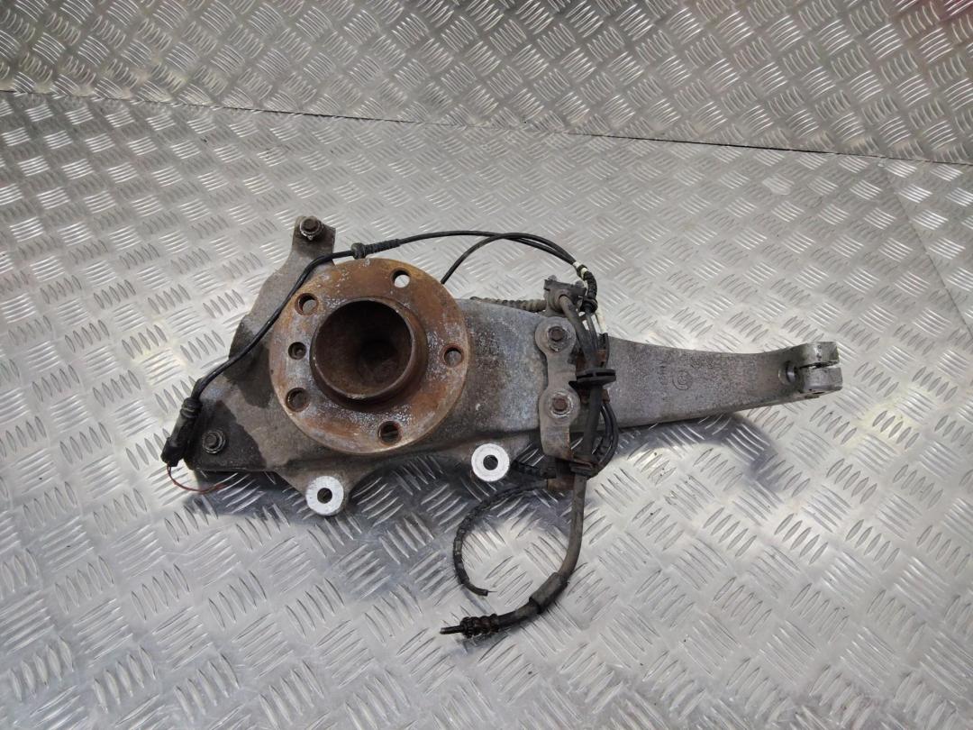 кулак поворотный левый BMW 5 серия F07/F10/F11 2010, 2.0 л., дизель - фото №1