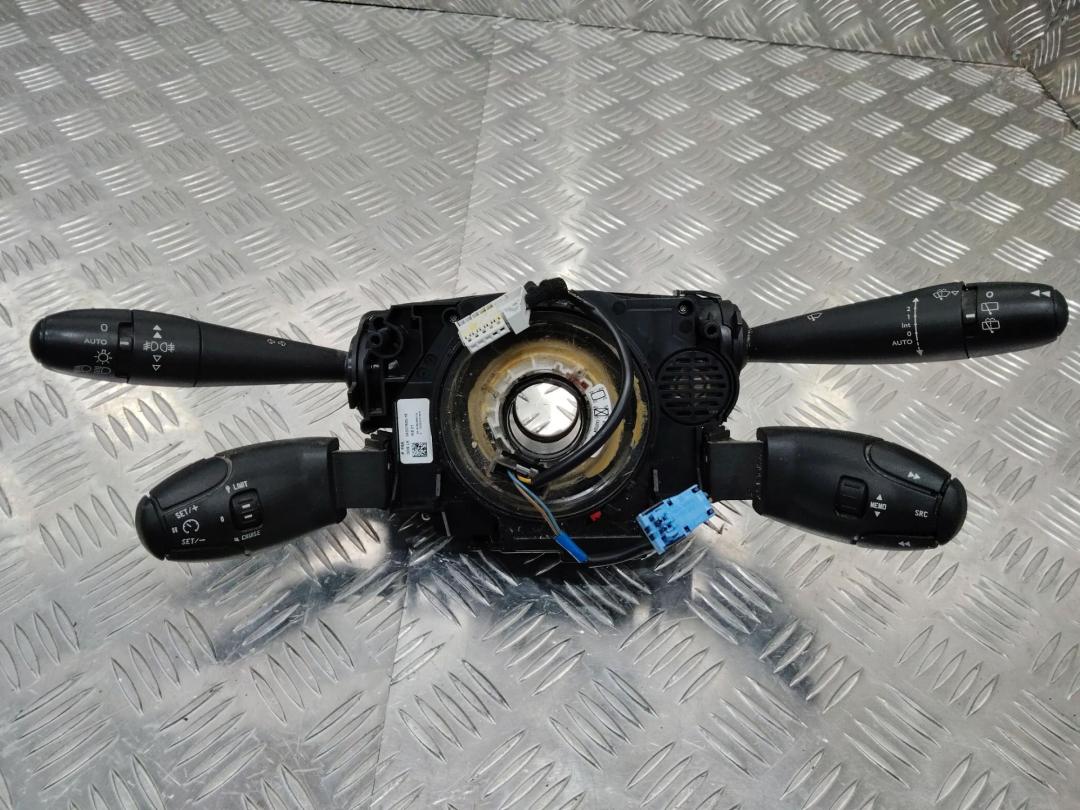 переключатель подрулевой (стрекоза) Peugeot 3008 1 поколение 2010, 96667320XT - фото №1