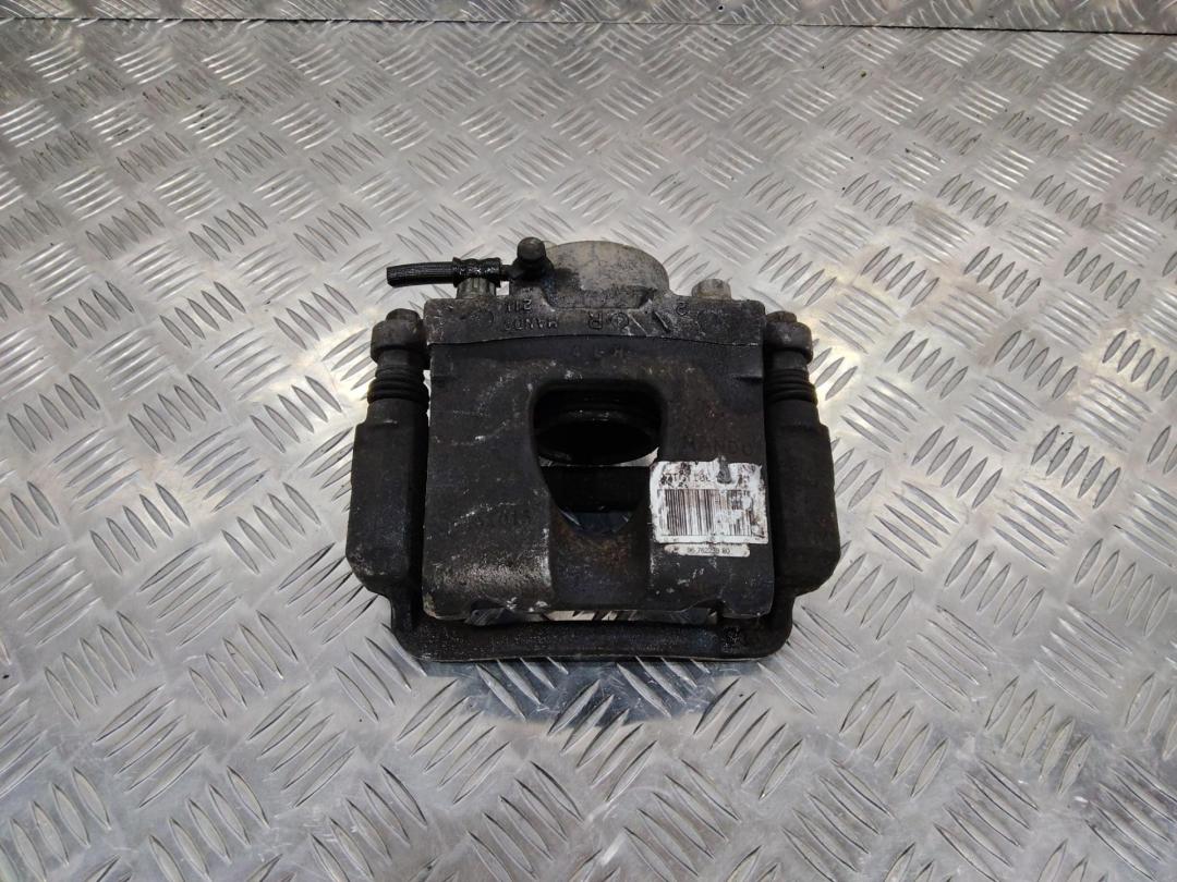 суппорт передний правый Peugeot 308 T9 2015, 1.6 л., дизель, 9676223980 - фото №1