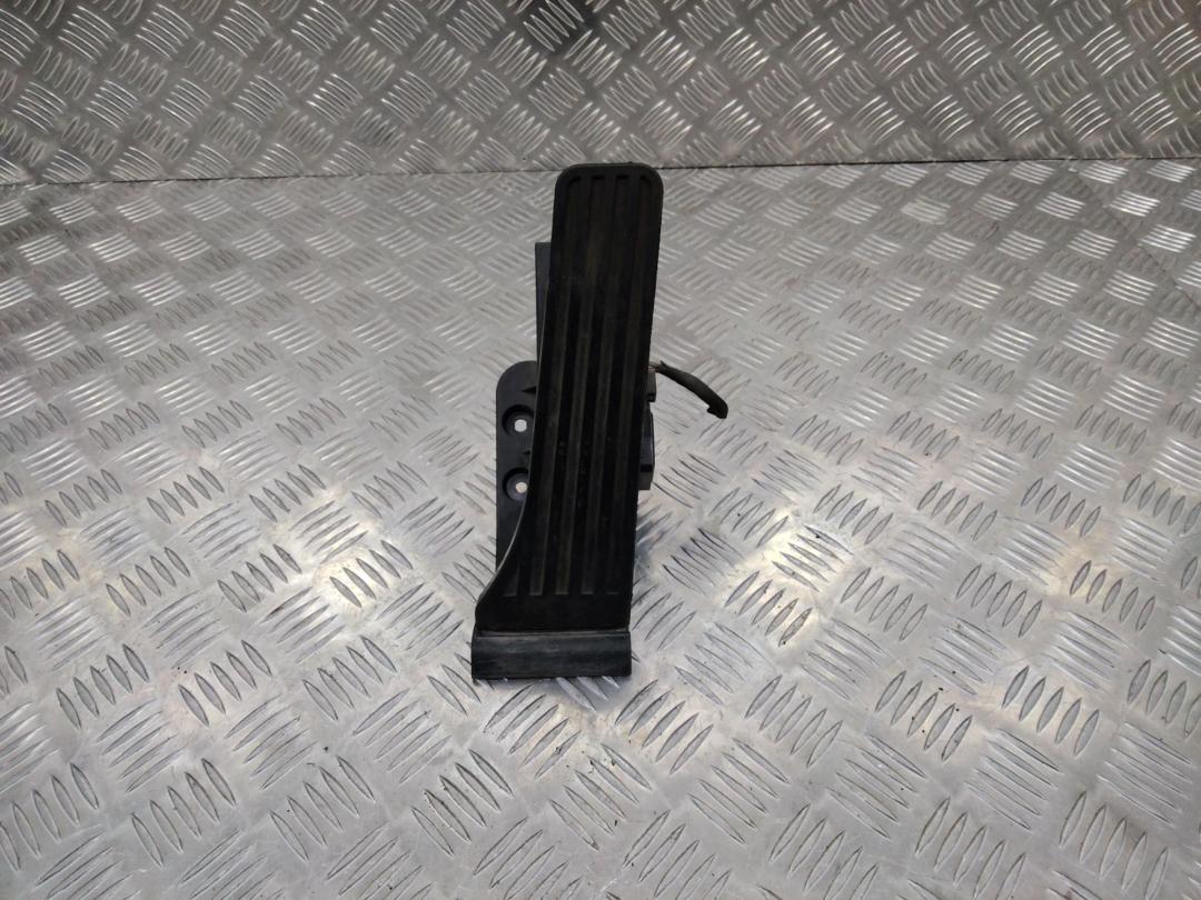 педаль Mercedes-Benz E-Класс W212/S212/C207/A207 2011, A2043000004 - фото №1