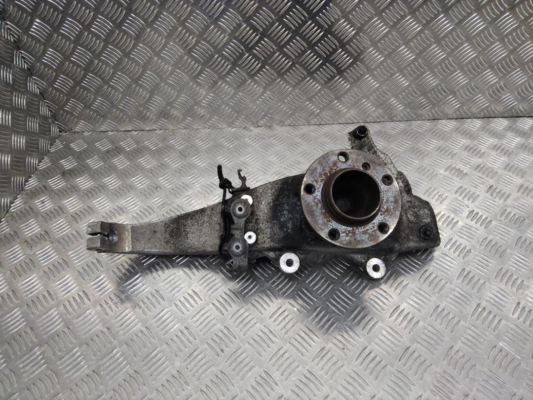 кулак поворотный правый BMW 5 серия F07/F10/F11 2010, 3.0 л., дизель - фото №1