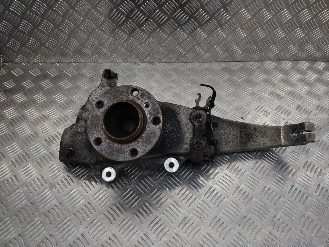 кулак поворотный левый BMW 5 серия F07/F10/F11 2010, 3.0 л., дизель - фото №1