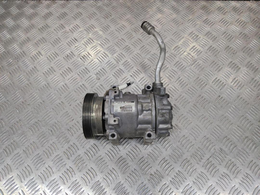 компрессор кондиционера Renault Duster 1 поколение 2011, 8200866440 - фото №1