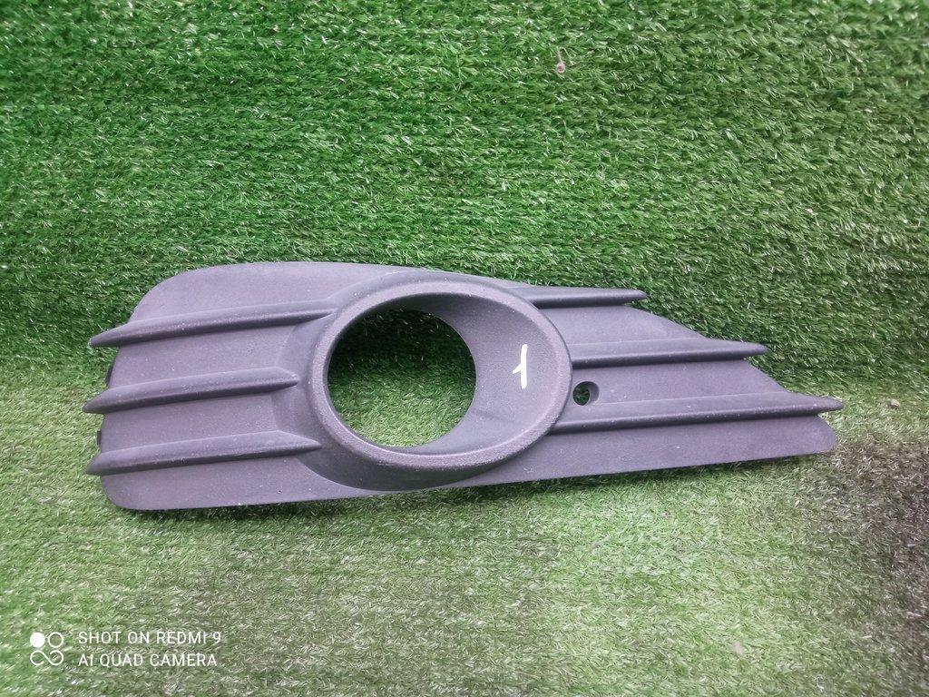 заглушка (решетка) в бампер Opel Astra GTC H рестайлинг (2006—2014) 2012, 1.6i Z16XER, 13110337 - фото №1