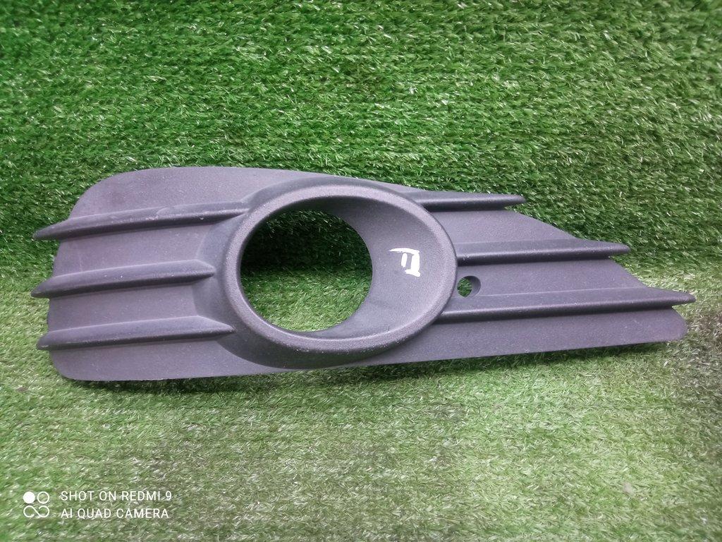 заглушка (решетка) в бампер Opel Astra GTC H рестайлинг (2006—2014) 2012, 1.6i Z16XER, 13110337 - фото №1