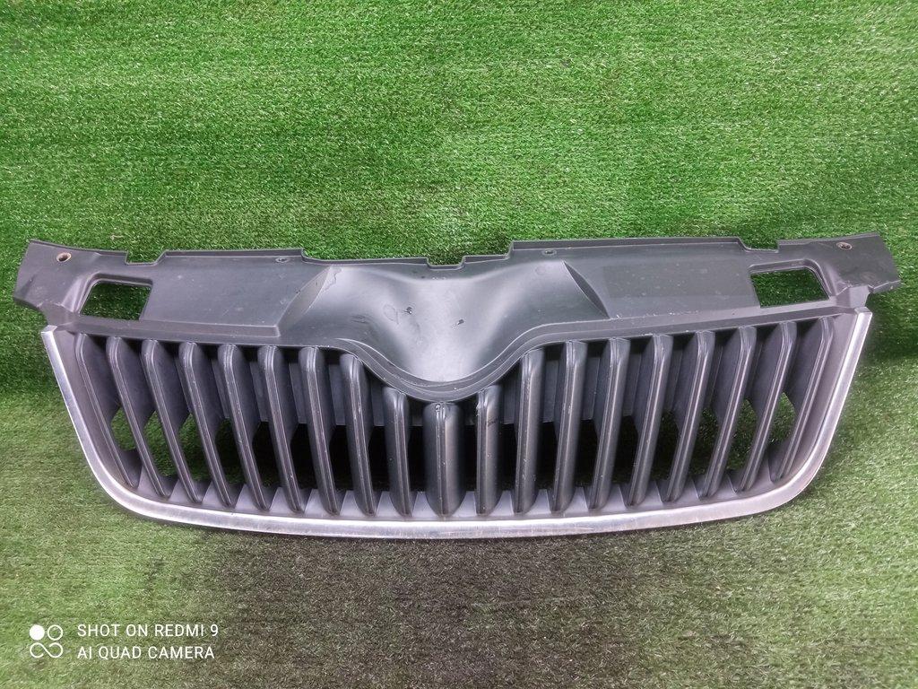 решетка радиатора Skoda Fabia II рестайлинг (2010—2014) 2012, 1.2i BZG, 5J0853668C - фото №1